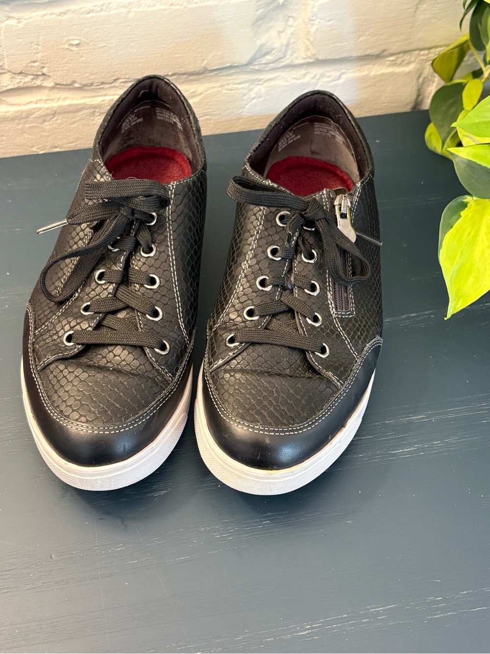 MUNRO! Black Casual Lace-Up Sneakers with Zip Detail 8WW beautiful!